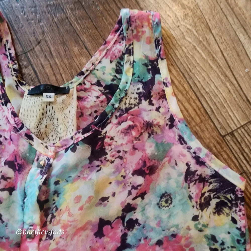 Vibrant Floral Sleeveless Blouse with Lace Accent XS
